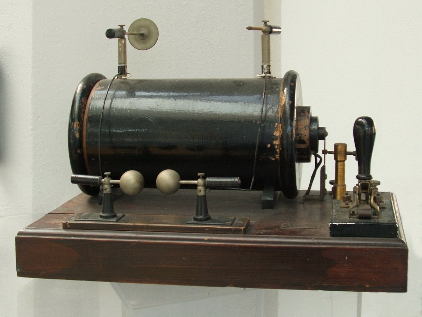 Figure 2 — A Ruhmkorff-type induction coil: primary and secondary windings on a bobbin over a soft-iron core, with the make-and-break interrupter and its condenser — the heart of every faradic "medical battery."